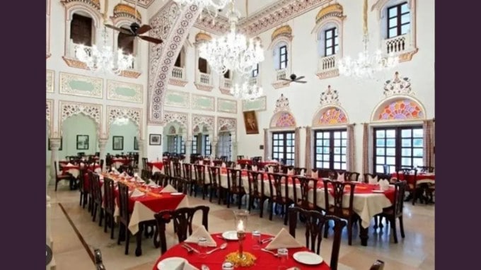 લક્ષ્મી વિલાસ પેલેસમાં શું સુવિધાઓ છે? - 18મી સદીમાં બનેલો આ મહેલ હવે આધુનિક સુવિધાઓથી સજ્જ છે. ત્યાં આંતરિક ટેલિફોન એક્સચેન્જો, એલિવેટર્સ અને અવિરત વીજ પુરવઠો છે. આ મહેલનો બહારનો ભાગ સોનગઢની ખાણોમાંથી લાવવામાં આવેલા સુવર્ણ પથ્થરથી બનેલો છે.