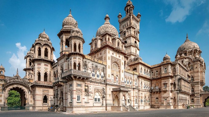 Lakshmi Vilas Palace The Worlds Largest Residential House : વિશ્વનું સૌથી મોટું ઘર ગુજરાતના વડોદરા શહેરમાં છે, જેનું નામ લક્ષ્મી વિલાસ પેલેસ છે, જે મહારાજા સયાજીરાવ ગાયકવાડે ઈ.સ. 1880 માં બનાવડાવ્યો હતો. તમે પણ આ પેલેસ જોવા જઈ શકો છો. તો જોઈએ મહેલની અંદાજીત કિંમત કેટલી છે? મહેલ જોવાની કેટલી ટિકિટ પ્રાઈસ છે? તે કેટલો મોટો છે? તેમાં કેવી સુવિધાઓ છે વગેરે વગેરે બધુ જ. (ફોટો - ગુજરાત ટુરિઝમ)