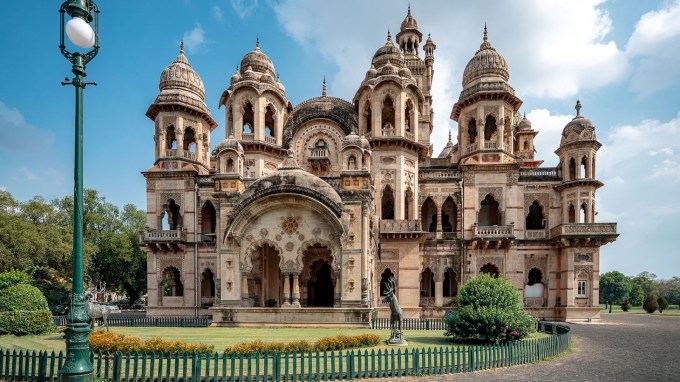 લક્ષ્મી વિલાસ પેલેસ બ્રિટનના બકિંગહામ પેલેસ કરતાં કેટલો મોટો છે? - આ મહેલ 700 એકરમાં ફેલાયેલો છે અને બકિંગહામ પેલેસ કરતાં 4 ગણો મોટો છે. લક્ષ્મી વિલાસ પેલેસમાં કુલ 170 રૂમ છે. (ફોટો - ગુજરાત ટુરિઝમ)