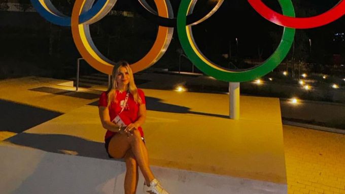 કહેવામાં આવી રહ્યું છે કે તેની વધારે પડતી સુંદરતાના ટીમના બાકી ખેલાડીઓનું ધ્યાન ભટકાવી રહી હતી. સનના રિપોર્ટ પ્રમાણે લુઆના પોતાની ટીમના સાથીઓનો ઉત્સાહ વધારવાના બદલે ડિઝનીલેન્ડ પેરિસ જવા માટે સંતાઇને જતી રહી હતી. (Pics - luanalonsom Ista)