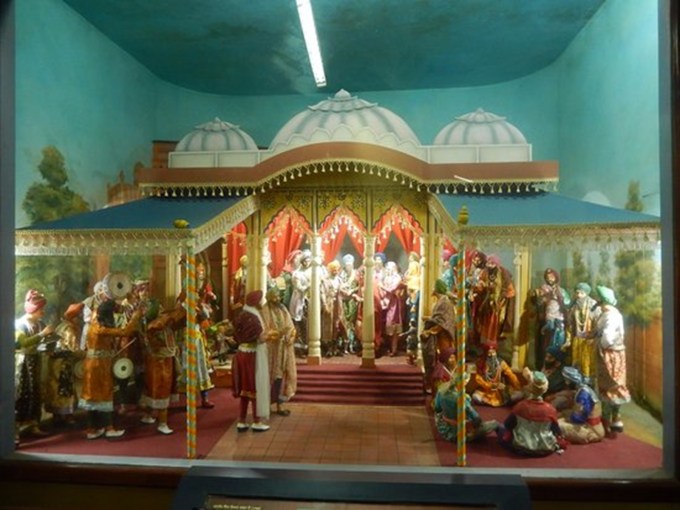 <strong>મહારાજા રણજીતસિંહ મ્યુઝિયમ (Maharaja Ranjit Singh Museum, Amritsar)</strong><br>મહારાજા રણજીત સિંહ મ્યુઝિયમ અમૃતસરના કંપની બાગમાં આવેલું છે અને તે શીખ સામ્રાજ્યના પ્રથમ રાજા મહારાજા રણજિત સિંહનો ઉનાળુ મહેલ હતો. આ સંગ્રહાલયમાં મહારાજાના જીવન અને સમય તેમજ શીખ સમુદાયના 18મીથી 19મી સદી વચ્ચેના ઇતિહાસ, કલા અને સ્થાપત્યને પ્રદર્શિત કરવામાં આવ્યું છે. આ સંગ્રહાલયમાં મહારાજા રણજીત સિંહનું બખ્તર અને શસ્ત્રોનો સંગ્રહ છે. આ મ્યુઝિયમમાં ભવ્ય પેઇન્ટિંગ્સ પ્રદર્શિત કરવામાં આવ્યા છે, જેમાં મુખ્યત્વે શીખ રાજાના દરબાર અને છાવણીના દ્રશ્યો દર્શાવવામાં આવ્યા છે, અને મ્યુઝિયમમાં સદીઓ પહેલાંની વિવિધ હસ્તપ્રતો અને સિક્કાઓનો સંગ્રહ છે. (Photo: amritsar.nic.in)