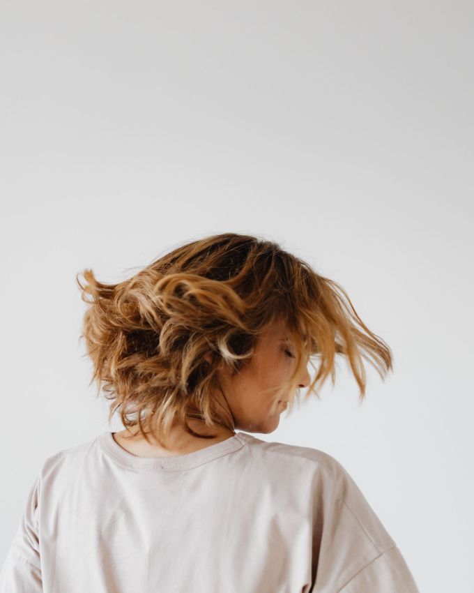 નવી હેરસ્ટાઇલ પસંદ કરો : વરસાદની ઋતુમાં વાળની ​​યોગ્ય કાળજી રાખતી વખતે ચોમાસામાં હેરકટ કરવાનું સૂચન કરવામાં આવે છે. ટૂંકા વાળ તમારા ખોપરી ઉપરની ચામડી પર વધુ પડતા ભેજને સ્થાયી થતો અટકાવશે. તમે વાળ ખરતા અને વિભાજીત થવાથી  બચાવવા માટે ફક્ત તમારા વાળના છેડાને ટ્રિમ કરીને સરળ ચોમાસાની હેરસ્ટાઇલ પણ પસંદ કરી શકો છો.