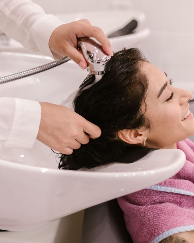 હેર સ્પા કરો : ચોમાસાની ઋતુમાં વાળની ​​સંભાળ રાખવાની શ્રેષ્ઠ ટિપ્સમાંથી એક હેર સ્પાની પસંદગી કરવી છે. ચોમાસામાં હેર સ્પા તમારા માથા અને વાળને સ્વસ્થ રાખવા માટે રિચાર્જ કરવામાં મદદ કરે છે. તે વાળને પોષણયુક્ત અને મોઇશ્ચરાઇઝ્ડ દેખાવામાં મદદ કરે છે.