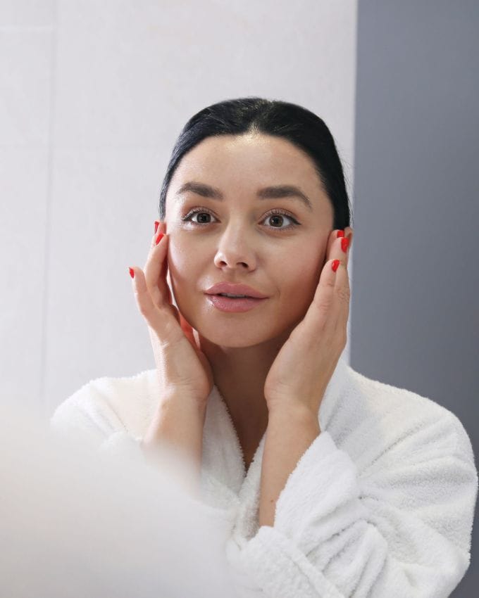 એક્સ્ફોલિયેશન : એક્સ્ફોલિયેશનએ ઓઈલી સ્કિનના પ્રકારો માટે ગેમ-ચેન્જર છે. નિયમિતપણે તમારી સ્કિનને એક્સ્ફોલિએટ કરવાથી મૃત કોષોને દૂર કરવામાં, છિદ્રોને બંધ કરવામાં અને વધારાનું તેલ ઘટાડવામાં મદદ મળે છે.