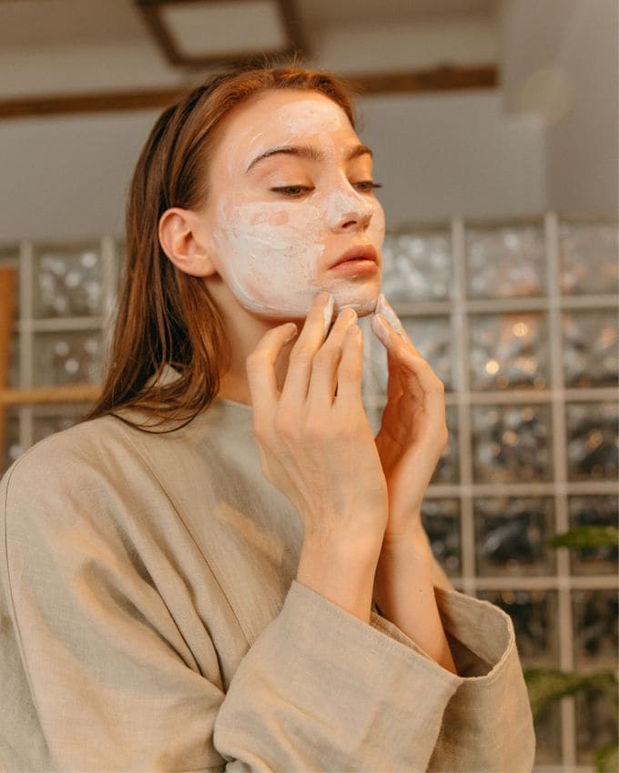 લાઈટ મેકઅપ રાખો : ચોમાસા દરમિયાન  ભારે મેકઅપ કરવાથી અસ્વસ્થતા અનુભવાય છે અને છિદ્રો ભરાઈ જાય છે. હેવી નહિ પરંતુ લાઈટ વોટરપ્રૂફ મેકઅપ પ્રોડક્ટનો ઉપયોગ કરો.