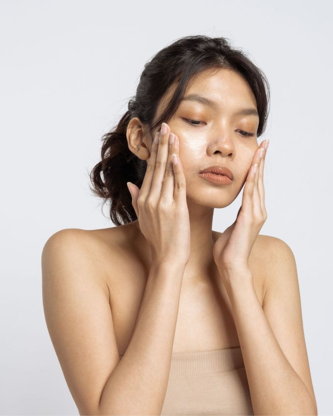 સ્કિનએ સાફ રાખો : સફાઈએ કોઈપણ સ્કિનકેર રૂટિનનો પાયો છે, અને ચોમાસા દરમિયાન ઓઈલી સ્કિન માટે, તે વધુ નિર્ણાયક બની જાય છે. તમારી સ્કિનનો નેચરલ  ભેજ ન છીનવાય અને  ગંદકી, અશુદ્ધિઓ અને વધારાનું તેલ અસરકારક રીતે દૂર કરે તેવા હળવા ક્લીન્સરનો ઉપયોગ કરો.