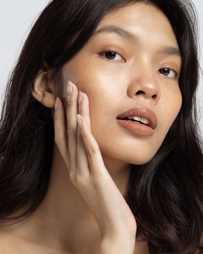  મેકઅપ રીમુવરનો ઉપયોગ કરો : રાત્રે સુતા પહેલા તમારી સ્કિનને સાફ કરવી મહત્વપૂર્ણ છે. વરસાદનું પાણી, ભેજ અને પરસેવો મેકઅપને તમારા છિદ્રોમાં સ્થાયી થવાનું કારણ બની શકે છે. જેથી ત્વચામાં બળતરા થાય છે. તેથી, તમારી સ્કિનકેર રૂટિનમાં વિશ્વસનીય મેકઅપ રીમુવરનો સમાવેશ કરવો જરૂરી છે.  