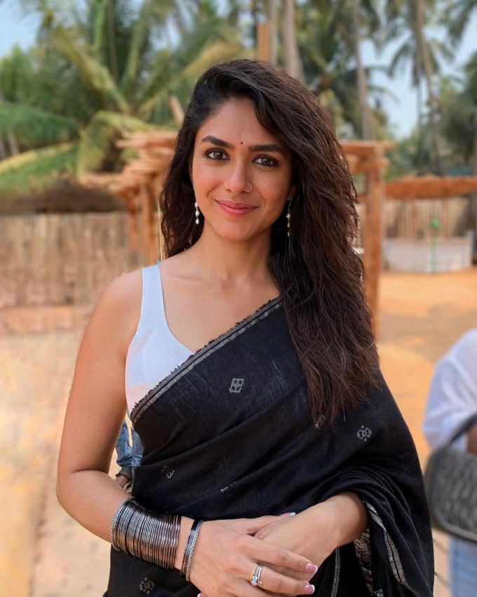 ટીવીની દુનિયામાં ફેમસ થયા બાદ મૃણાલે ફિલ્મો તરફ વળી. બોલિવૂડમાં કામ મેળવવા માટે તેણે ઘણો સંઘર્ષ કર્યો અને આજે તે સંઘર્ષનું ફળ તેને મળી રહ્યું છે. મૃણાલે પોતે એક ઈન્ટરવ્યુમાં કહ્યું હતું કે શરૂઆતમાં તે ઘણી વાર હતાશામાં રડવા લાગી હતી. ત્યારે તેના માતા-પિતા તેને પ્રોત્સાહિત કરતા અને કહેતા કે એક દિવસ તું દુનિયા માટે ઉદાહરણ બનીશ, મૃણાલ.' 