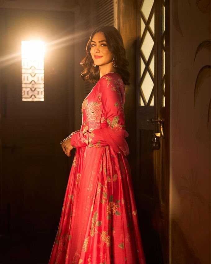 મૃણાલ ઠાકુરનો જન્મ 1 ઓગસ્ટ 1992 ના રોજ મહારાષ્ટ્રના નાગપુરમાં થયો હતો. તે 2012માં સિરિયલ 'મુઝસે કુછ કહેતી...યે ખામોશિયાં'થી કરિયરની શરૂઆત કરી હતી. આ પછી તે ઘણી ટીવી સિરિયલોમાં જોવા મળી પરંતુ તેને વધારે ઓળખ મળી નહીં. આ પછી તે ઝી ટીવીના હિટ શો 'કુમકુમ ભાગ્ય'માં જોવા મળી અને પછી તેની સક્સેસ જર્નીની શરૂઆત થઇ ગઈ હતી.