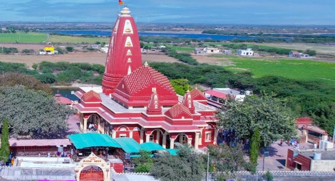 <strong>નાગેશ્વર મંદિર (Nageshwar Jyotirlinga Temple)</strong><br>નાગેશ્વર મંદિર ગુજરાતના દેવભૂમિ દ્વારકામાં આવેલું પ્રસિદ્ધ શિવમંદિર છે. નાગેશ્વર મંદિર ભગવાન શંકરના 12 જ્યોતિર્લિંગમાં સ્થાન ધરાવે છે. દ્વારકાધીશ મંદિર ઉપરાંત દ્વારકાના પ્રસિદ્ધ ધાર્મિક દર્શનીય સ્થળોમાં નાગેશ્વર મંદિરનું પણ વિશે મહત્વ છે. શ્રાવણ માસમાં તમે દ્વારકામાં ભગવાન ભોળાનાથ ઉપરાંત દ્વારકાધીશના દર્શનનો લાહવો લઇ શકો છો. (Photo: Gujarat Tourism)
