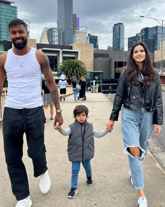 તમને જણાવી દઈએ કે મહિનાઓની અટકળો બાદ આ વર્ષે જુલાઈમાં હાર્દિક અને નતાશાએ સંયુક્ત નિવેદન સાથે છૂટાછેડાની જાહેરાત કરી હતી. તેઓએ લખ્યું, "ચાર વર્ષ સાથે રહ્યા પછી, અમે પરસ્પર સંમતિથી અલગ થવાનો નિર્ણય કર્યો છે. અમે સાથે મળીને અમારો શ્રેષ્ઠ પ્રયાસ કર્યો છે અને અમારું શ્રેષ્ઠ આપ્યું છે અને અમે માનીએ છીએ કે અમારા બંને માટે આ જ શ્રેષ્ઠ છે. આ અમારો મુશ્કેલ નિર્ણય હતો. અમે એકબીજાને ટેકો આપ્યો."