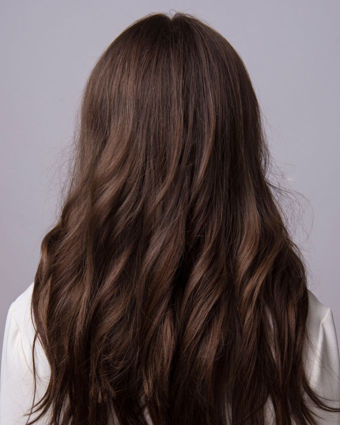 ઉનાળાની ઋતુ વિદાય થાય એટલે  <a href="https://gujarati.indianexpress.com/about/monsoon/" data-type="URL" data-id="https://gujarati.indianexpress.com/about/monsoon/">ચોમાસા</a> (monsoon) ની ઋતુનું આગમન થઇ જાય છે આ સમય દરમિયાન હવામાન ખુશનુમા હોવા છતાં તમારા વાળની સમસ્યા વધે છે. અતિશય ભેજને કારણે અને સ્ટીકી હવામાનને કારણે તમારી વાળને સ્વસ્થ અને ખૂબસૂરત રાખવા માટે ચોમાસાના વાળની ​​સંભાળ રાખવી આવશ્યક છે.