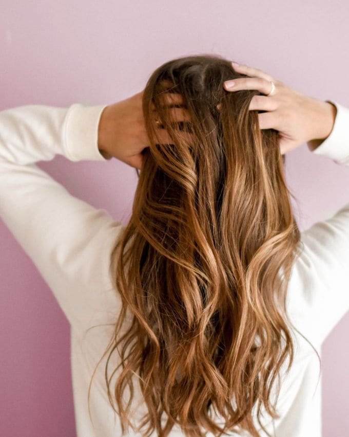 તમારા વાળ ડ્રાય રાખો : ચોમાસાની ઋતુમાં ભેજને કારણે તમારા વાળ નિસ્તેજ અને ઘસાઈ ગયેલા દેખાય ​​છે. તેથી, તમારે વરસાદની ઋતુમાં વાળની ​​સંભાળ માટે વધુ સાવચેતી રાખવી જોઈએ. તમારા વાળ ધોઈને તેને લાંબા સમય સુધી ભીના ન રાખો.  તમારા વાળને સૂકવવા માટે સોફ્ટ ટુવાલનો ઉપયોગ કરી શકો છો અને તેને વધુ હવામાં સૂકવી શકો છો. વાળ ખરતા અટકાવવા માટે તમારા વાળ ધોયા પછી તેને ટાઈટ ન બાંધવા જોઈએ.