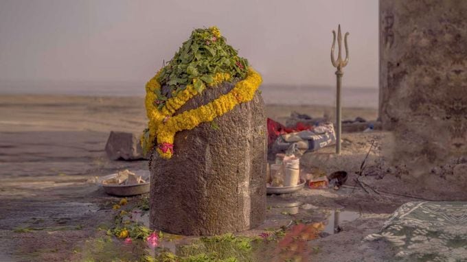 <strong>નિષ્કલંક મહાદેવ મંદિર (Nishkalank Mahadev Temple)</strong><br>નિષ્કલંક મહાદેવ મંદિર ગુજરાતના ભાવનગર જિલ્લાના કાળિયાક જીલ્લામાં આવેલું પ્રસિદ્ધ શિવ મંદિર છે. પૌરાણિક માન્યતા મુજબ મહાભારતના યુદ્ધ બાદ પછી દ્વોપદી સાથે પાંડવો અહીં આવ્યા હતા અને કોળિયાક ગામના સમુદ્ર કિનારે દેવાધિદેવ મહાદેવની સ્થાપના અને પૂજા-અર્ચના કરી હતી. જેનાથી તેમને મહાભારત યુદ્ધમાં કરેલી જીવ હિંસાના કલંક માંથી મુક્તિ મળી હતી. આથી અહીં મહાદેવને નિષ્કલંક મહાદેવ તરીકે પૂજામાં આવે છે. નિષ્કલંક મહાદેવ મંદિર દરિયા કિનારે આવેલું ખુલ્લું મંદિર છે. સૌથી ખાસ વાત એ છે કે, સમુદ્રમાં આવેલું હોવાથી નિષ્કલંક મહાદેવ મંદિરના માત્ર ઓટના સમયે જ દર્શન થઇ શકે છે. નિષ્કલંક મહાદેવ મંદિર પર દર વર્ષે શ્રાવણ ચૌદશ અને ભાદરવી અમાસે મેળો ભરાય છે, જેમા મોટી સંખ્યામાં લોકો દર્શન કરવા ઉમટી પડે છે. (Photo: Gujarat Tourism)