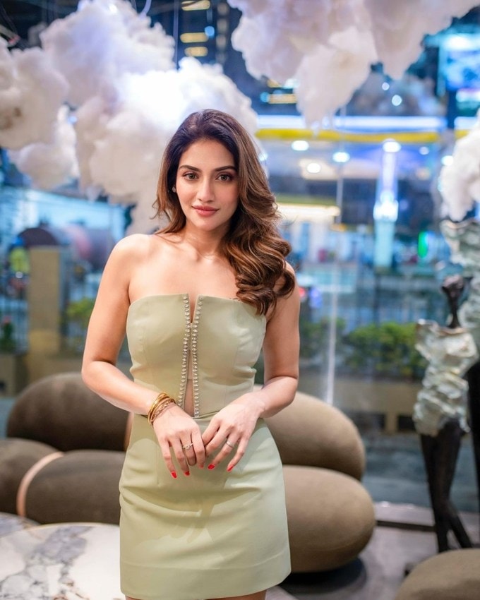 <strong>નુસરત જહાં (Nusrat Jahan)</strong><br>નુસરત જહાં બંગાળની જાણીતી ટીવી એક્ટ્રેસ અને ટીએમસીની પૂર્વ સાંસદ પણ રહી ચૂકી છે. તેમજ પર્સનલ લાઈફને લઈને પણ ચર્ચામાં રહી ચૂકી છે. (Photo: @nusratchirps)