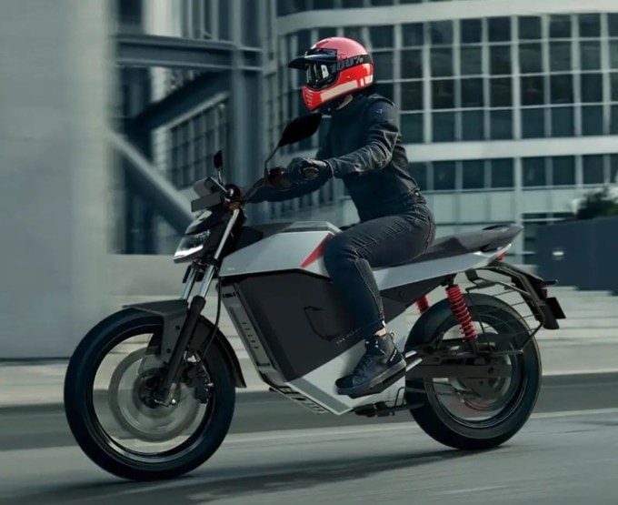 <strong>ઓલા રોડસ્ટર એક્સ ડાઇવિંગ રેન્જ, સ્પીડ અને ફીચર્સ (Ola Roadster X Speed Features)</strong><br>ઓલા રોડસ્ટર એક્સ ઇલેક્ટ્રિક આ બાઇક 0 થી 40ની સ્પીડ મેળવવામાં માત્ર 2.8 સેકન્ડનો સમય લાગે છે. આ બેટરી સંચાલિત બાઇકની ટોપ સ્પીડ 124 kmph છે. કંપનીનો દાવો છે કે આ બાઇકની બેટરી એક વખત ફુલ ચાર્જ કર્યા બાદ 200 કિલોમીટર સુધી ચાલશે. ઓલા રોડસ્ટર એક્સ બાઇકમાં 18 ઇંચના એલોય વ્હીલ્સ સાથે 4.3 ઇંચની ટચસ્ક્રીન આવે છે. આ બાઇકનું બુકિંગ શરૂ થઈ ગયું છે પરંતુ આ બાઇકની ડિલિવરી આવતા વર્ષે જાન્યુઆરી 2025થી શરૂ થશે. (Photo: Social Media)