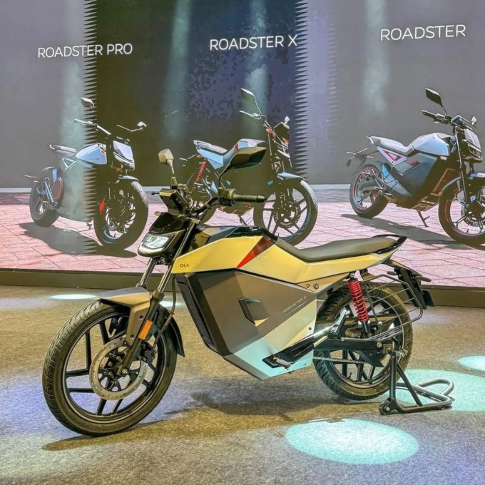 <br><strong>ઓલા રોડસ્ટર એક્સ (Ola Roadster X Delivery)</strong><br>ઓલા રોડસ્ટર એક્સ મોડલની ડિલિવરી જાન્યુઆરી 2025થી શરૂ થશે.<br>2.5kWh કિંમત 74999 રૂપિયા<br>3.5kWh કિંમત 85999 રૂપિયા<br>4.5kWh કિંમત 99999 રૂપિયા<br><strong>ઓલા રોડસ્ટર (Ola Roadster Delivery)</strong><br>ઓલા રોડસ્ટર મોડલની ડિલિવરી જાન્યુઆરી 2025થી શરૂ થશે.<br>3.5kWh કિંમત 104999 કિંમત<br>4.5kWh કિંમત 119999 કિંમત<br>6kWh કિંમત 139999 કિંમત<br><strong>ઓલા રોડસ્ટર પ્રો (Ola Roadster Pro Delivery)</strong><br>ઓલા રોડસ્ટર પ્રો મોડલની ડિલિવરી દિવાળી થી શરૂ થશે.<br>8kWh કિંમત 99999 રૂપિયા<br>16kWh કિંમત 249999 રૂપિયા <br>(Photo: Social Media)