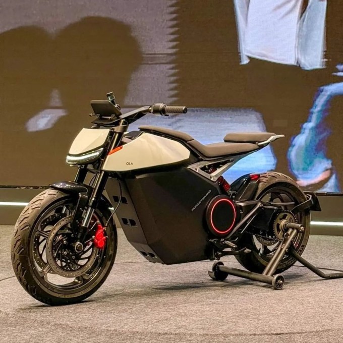 <strong>ઓલા રોડસ્ટર પ્રો કિંમત (Ola Roadster Pro Price)</strong><br>ઓલા રોડસ્ટર પ્રો ઇલેક્ટ્રિક બાઇકના બે વેરિઅન્ટ 8kWh અને 16kWh લોન્ચ કરવામાં આવ્યા છે. આ વેરિયન્ટની કિંમતો અનુક્રમે 199999 રૂપિયા અને 249999 રૂપિયા એક્સ શોરૂમ છે. આ ઇલેક્ટ્રિક બાઇકનું બુકિંગ શરૂ થઇ ગયું છે પરંતુ ડિલિવરી આવતા વર્ષે દિવાળીથી શરૂ થશે. (Photo: Social Media)
