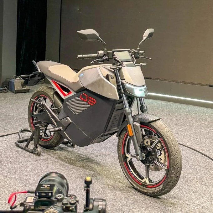 <strong>ઓલા રોડસ્ટર પ્રો સ્પીડ, ડ્રાઇવિંગ રેન્જ અને ફીચર્સ (Ola Roadster Pro Speed Features)</strong><br>ઓલા રોડસ્ટર પ્રો ઇલેક્ટ્રિક બાઇક માત્ર 1.2 સેકન્ડમાં 0 થી 40 સુધીની ઝડપ પકડી શકે છે અને આ બાઇકની ટોપ સ્પીડ 194 kmph છે. આ ઇલેક્ટ્રિક બાઇકની બેટરી એક વખત ફુલ ચાર્જ થયા બાદ 579 કિલોમીટર સુધી દોડશ. આ બાઇકમાં ADAS અને 10 ઇંચની ટચસ્ક્રીન જેવા ફીચર્સ ઉપલબ્ધ છે. (Photo: Social Media)