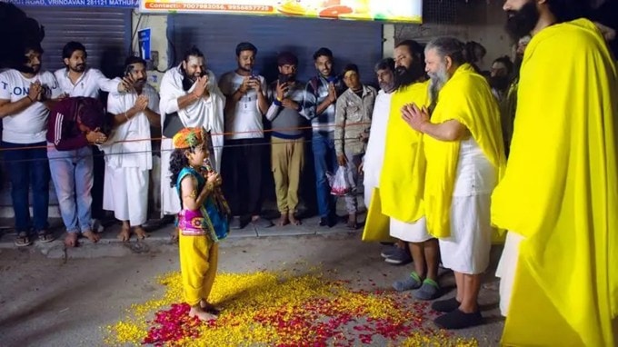 લોકો માને છે કે દેવી દેવતાઓના નામ પર બાળકનું નામ રાખવાથી તેને ભગવાનના આશીર્વાદ મળે છે. એવી માન્યતા છે કે, જે દેવતાના નામ પરથી બાળકનું નામ રાખવામાં આવ્યું છે તેમના ગુણો તે બાળકમાં પણ વિકસે છે. (Image: PremanandJi Maharaj/FB) 