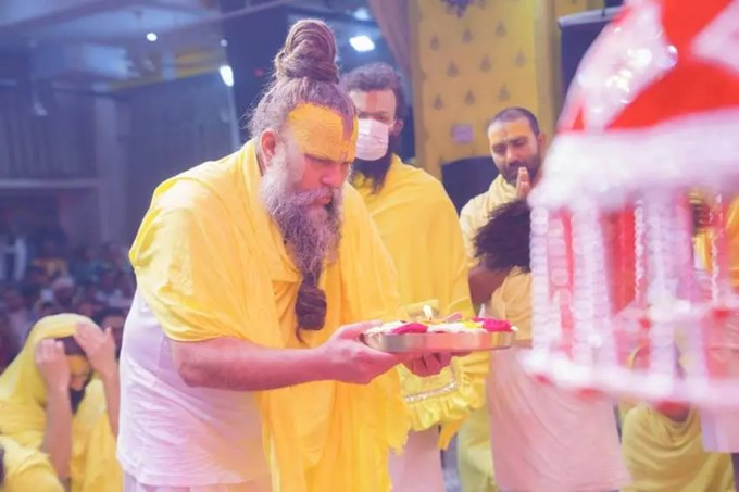 પ્રેમાનંદજી મહારાજના જણાવ્યા મુજબ, આવી પરિસ્થિતિથી બચવા માટે બાળકનું સંસારી નામ બીજું રાખી શકાય છે અને ઘર પર ભગવાનના નામથી બોલાવી શકાય છે. (Image: PremanandJi Maharaj/FB)