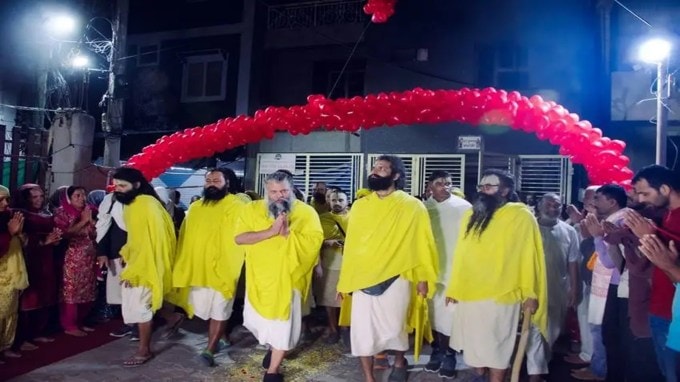 દંપતીએ એમ પણ પૂછ્યું હતું કે જો આપણે બાળકનું નામ ભગવાનના નામ પર રાખીએ તો તેના દસ્તાવેજો અને સરકારી કાગળો પર પણ આ જ નામ હશે, આવી સ્થિતિમાં તે કાગળો ગમે ત્યાં રાખવામાં આવે છે અને ગમે તેવા હાથ વડે સ્પર્શ કરવામાં આવે છે. તો શું આનાથી ઈશ્વરના નામનો તિરસ્કાર થાય છે? (Image: PremanandJi Maharaj/FB)