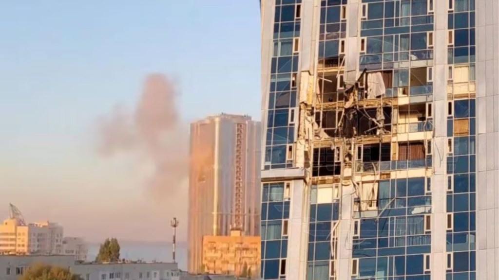 રશિયા પર 9/11 જેવો હુમલો! સેરાટોવની સૌથી ઊંચી ઈમારત પર યુક્રેને કર્યો ડ્રોનથી હુમલો, જુઓ વીડિયો રશિયા પર 9/11 જેવો હુમલો! સેરાટોવની સૌથી ઊંચી ઈમારત પર યુક્રેને કર્યો ડ્રોનથી હુમલો, જુઓ વીડિયો