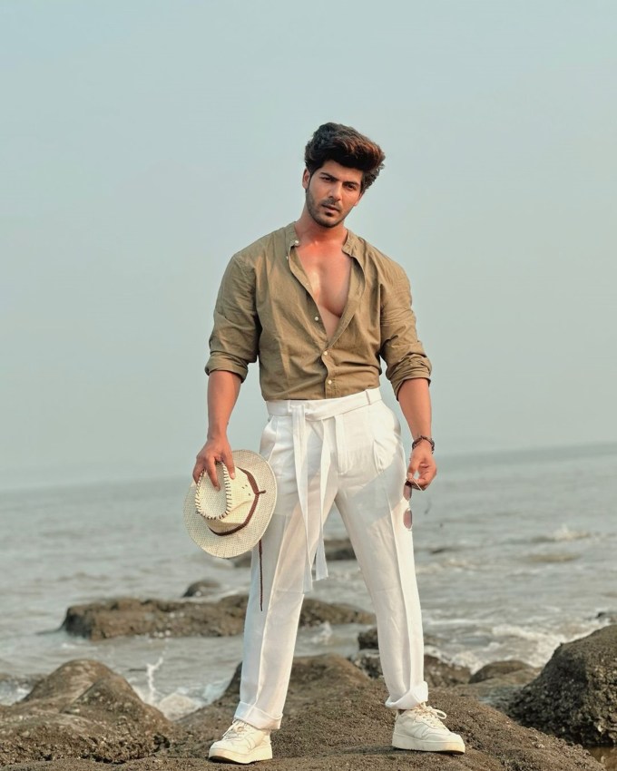 <strong>શીઝાન ખાન (Sheezan Khan)</strong><br>શીઝાન ખાન બિગ બોસ 17 માં IX ફલક નાઝનો ભાઈ છે અને તેના પર ટીવી અભિનેત્રી તુનીષા શર્માને આત્મહત્યા માટે ઉશ્કેરવાનો આરોપ હતો, જેના માટે તેને જેલમાં રહેવું પડ્યું હતું. ઉપરાંત તે ખતરોં કે ખિલાડી માં પણ દેખાયો હતો. (PHoto: @sheezan9)