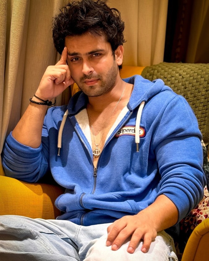 <strong>બિગ બોસ 18 સીઝન માટે પ્રથમ સ્પર્ધકનું નામ કન્ફર્મ (Shoaib Ibrahim)</strong><br>મીડિયા રિપોર્ટ્સ અનુસાર, દીપિકા કક્કરનો પતિ અને એક્ટર શોએબ ઇબ્રાહિમ આ શોમાં ભાગ લેવા જઈ રહ્યો છે. શોના પ્રથમ કન્ફર્મ કન્ટેસ્ટન્ટ તરીકે શોએબ ઇબ્રાહિમનું નામ સામે આવી ચૂક્યું છે.<br>આ ઉપરાંત ફિલ્મ અભિનેત્રી સમીરા રેડ્ડી, સ્પ્લિટ્સવિલા 15 ફેમ કશિશ કપૂર, ટીવી અભિનેત્રી પૂજા શર્મા, સોશિયલ મીડિયા ઇન્ફ્લુએન્સર ઝૈન સૈફી, ચા બનાવવાના પોતાના ટેલેન્ટ માટે ફેમસ ડોલી ચાયવાલા, સોશિયલ મીડિયા ઇન્ફ્લુએન્સર મિસ્ટર ફૈઝુ, બિગ બોસ ઓટીટી 2 ના રનર અપ અભિષેક મલ્હાન, શીઝાન ખાન પણ બિગ બોસ 18 સીઝનમાં જોવા મળી શકે છે. તેમજ પોતાના બીજા લગ્નને કારણે સમસ્યાનો સામનો કરનાર દલજીત કૌરનું નામ પણ ચર્ચામાં છે. જો કે તે બિગ બોસ 13 સીઝનમાં પણ જોવા મળી ચૂકી છે. (Photo: @shoaib2087)