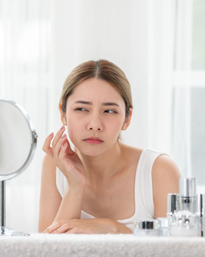 ચોમાસુ (Monsoon) એ ઉનાળાની ગરમીમાંથી રાહત આપે છે. પરંતુ આ ઋતુના આગમન સાથે લાઈફ સ્ટાઇલમાં કેટલાક પરિવર્તન કર્વ્સ પડે છે. વરસાદી વરાવરણમાં ઉચ્ચ ભેજ જોવા મળે છે અને તે ઓઈલી સ્કિનની સમસ્યામાં વધારો કરે છે. અહીં જાણો કેટલી <a href="https://gujarati.indianexpress.com/about/beauty-tips/" data-type="URL" data-id="https://gujarati.indianexpress.com/about/beauty-tips/">બ્યુટી ટિપ્સ </a>