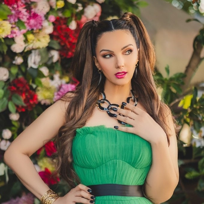 <strong>સોમી અલી (Somy Ali)</strong><br>સલમાન ખાન એક્સ ગર્લફ્રેન્ડ અને અભિનેત્રી સોમી અલી પણ આ બિગ બોસ 18 સીઝનમાં જોવા મળી શકે છે. જો કે હજુ સુધી તેના નામને લઇને કોઇ પુષ્ટી થઇ નથી. (Photo: @realsomyali)