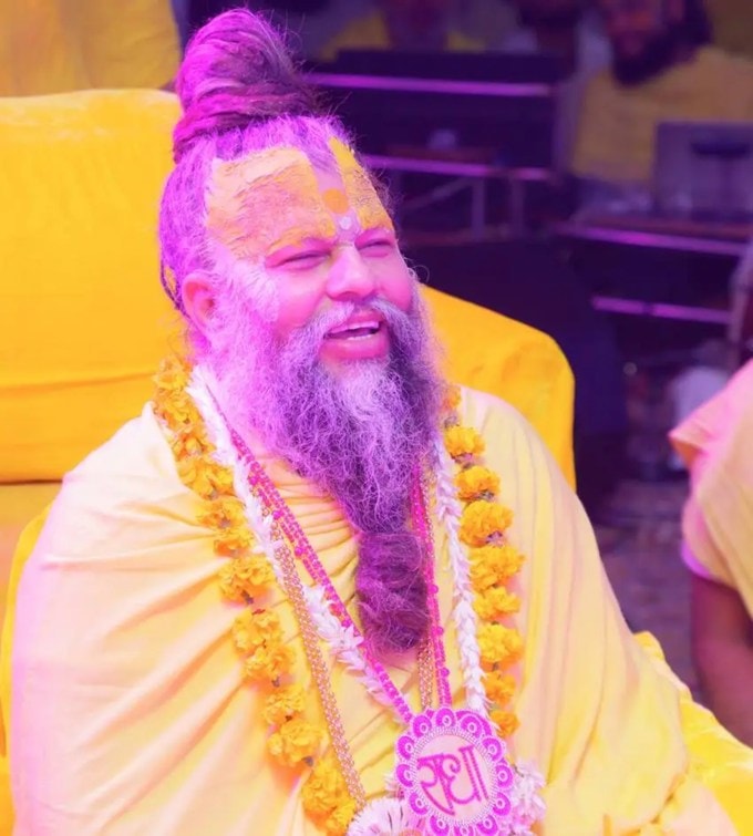 પ્રેમાનંદજી મહારાજ માત્ર દેશમાં જ નહીં પરંતુ દુનિયાભરમાં પ્રખ્યાત છે. તેમના ધાર્મિક ઉપદેશ અને પ્રવચનના વીડિયો દરરોજ સોશિયલ મીડિયા પર વાયરલ થતા રહે છે. તેમનો આવો જ એક વીડિયો છે જેમાં એક કપલે તેમને પૂછ્યું કે શું અમે અમારા બાળકનું નામ ભગવાન પર રાખી શકીએ? આવું કરવું યોગ્ય છે કે નહીં? (Image: PremanandJi Maharaj/FB)