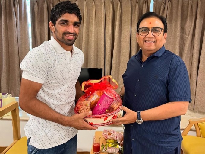 તસવીરોમાં આપણે જોઈ શકીએ છીએ કે અમન અને દિલીપ જોષી વાતચીત કરી રહ્યા છે. દિલીપે ઓલિમ્પિક્સમાં અમનની મોટી જીત બદલ ગુડી બેગ પણ આપી હતી. (તસવીર - amansehrawat057)