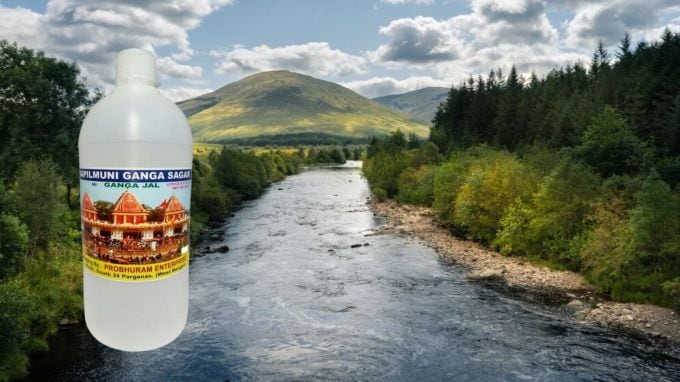 <strong>નકારાત્મક ઊર્જાનો નાશ થશે</strong><br>જન્માષ્ટમી પર ગંગાજળ લાવી રોજ ઘરમાં ગંગાજળ છાંટી શકો છો. આવું કરવાથી ઘર માંથી નકારાત્મક ઉર્જાનો નાશ થાય છે. તેમજ ઘરમાં સુખ સમૃદ્ધિ વધે છે. (Photo: Social Media)