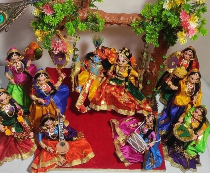 <strong>જન્માષ્ટમી 2024 તારીખ સમય</strong><br>જન્માષ્ટમી શ્રાવણ સુદ આઠમ તિથિ પર ઉજવાય છે. આ તિથિ પર ભગવાન શ્રીકૃષ્ણે મથુરાની જેલમાં અવતાર લીધો હતો. વર્ષ 2024માં જન્માષ્ટમી 26 ઓગસ્ટના રોજ ઉજવાશે. આ વર્ષે જન્માષ્ટમી તિથિ 26 ઓગસ્ટના રોજ સવારે 03:39 વાગ્યે શરૂ થાય છે અને 27 ઓગસ્ટના રોજ સવારે 02:19 વાગ્યે સમાપ્ત થાય છે. 26 ઓગસ્ટની મધ્યરાત્રિએ ભગવાન શ્રી કૃષ્ણના જન્મોત્સવની ઉજવણી કરવામાં આવશે. (Image: @laddu.gopal_creations)