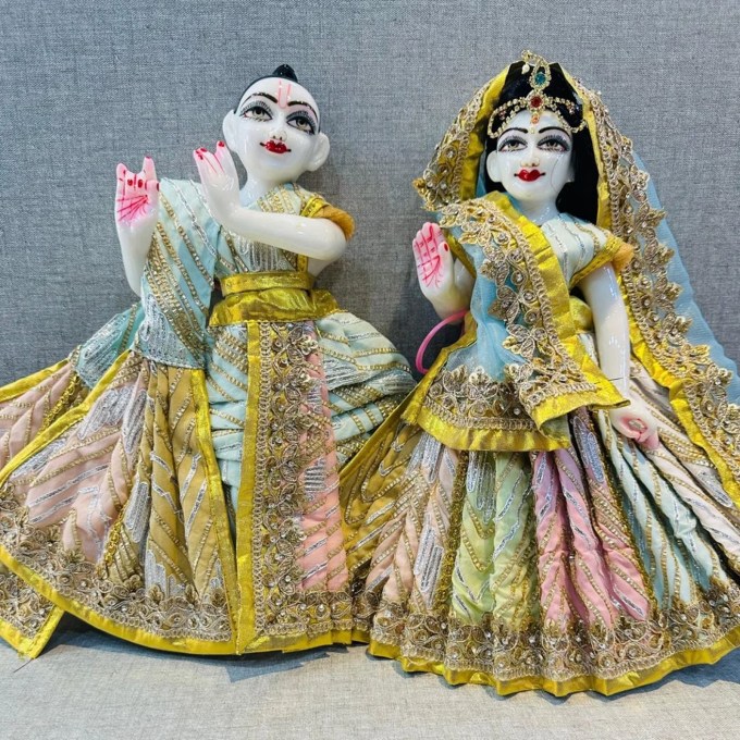 વસ્ત્ર અને શ્રૃંગાર કર્યા બાદ હવે લડ્ડુ ગોપાલને પીળું ચંદન કે કેસરનું તિલક લગાવો. જો તમે ઇચ્છો તો ચંદન અને કેસરના મિશ્રણનું તિલક લગાવી શકો છો. તેમને તાજા ફુલો, માળા અર્પણ કરો. હવે તેમને હિંડોળામાં બિરાજમાન કરી ભોગ લગાવો. શ્રી કૃષ્ણને દૂધ, માખણ મિસરી અને પંજરી પ્રિય છે. ભોગમાં ફળ પણ ધરાવો. હવે ઘીનો દીપક અને ધૂપ પ્રગટાવો અને શંખ નાદ કરો. ત્યારબાદ શ્રી કૃષ્ણ મંત્રનો પાઠ અને શ્રી કૃષ્ણ ચાલીસા પાઠ કરી છેલ્લે ભગવાનનીઆરતી કરો. પૂજામાં કોઇ ભૂલ થઇ હોય તે માટે માફી માંગો. (Image: @laddu.gopal_creations)