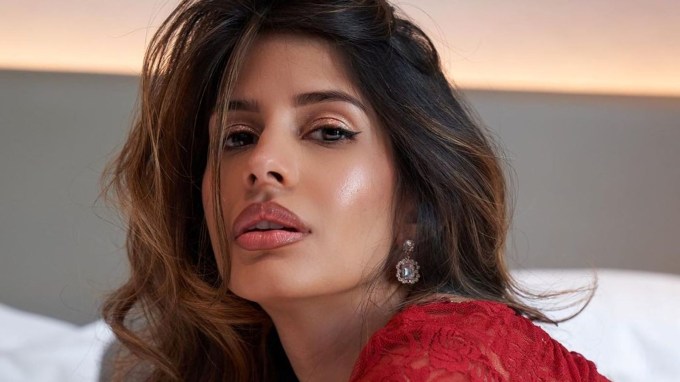 જાસ્મિન વાલિયાએ 2018માં આઈ ફિલ્મ સોનૂ કે ટીટૂ કી સ્વીટીના ગીત બોમ ડિગ્ગીથી ડેબ્યૂ કર્યું હતું. (Pics - jasmin Walia Insta)