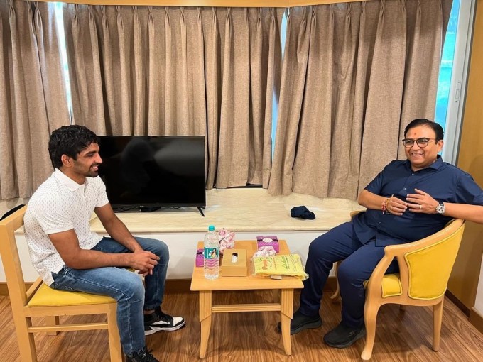 aman sehrawat met jethalal dilip joshi : પેરિસ ઓલિમ્પિક 2024માં બ્રોન્ઝ મેડલ વિજેતા રેસલર અમન સેહરાવતે તારક મહેતાના જેઠાલાલ એટલે કે દિલીપ જોષી સાથે મુલાકાત કરી હતી. દિલીપ જોષીએ ભારતીય કુસ્તીબાજ અમન સેહરાવતને બ્રોન્ઝ મેડલ માટે અભિનંદન આપ્યા હતા. અભિનેતા દિલીપ જોશી તારક મહેતા કા ઉલ્ટા ચશ્મામાં જેઠાલાલની ભૂમિકા ભજવે છે. (તસવીર - amansehrawat057)