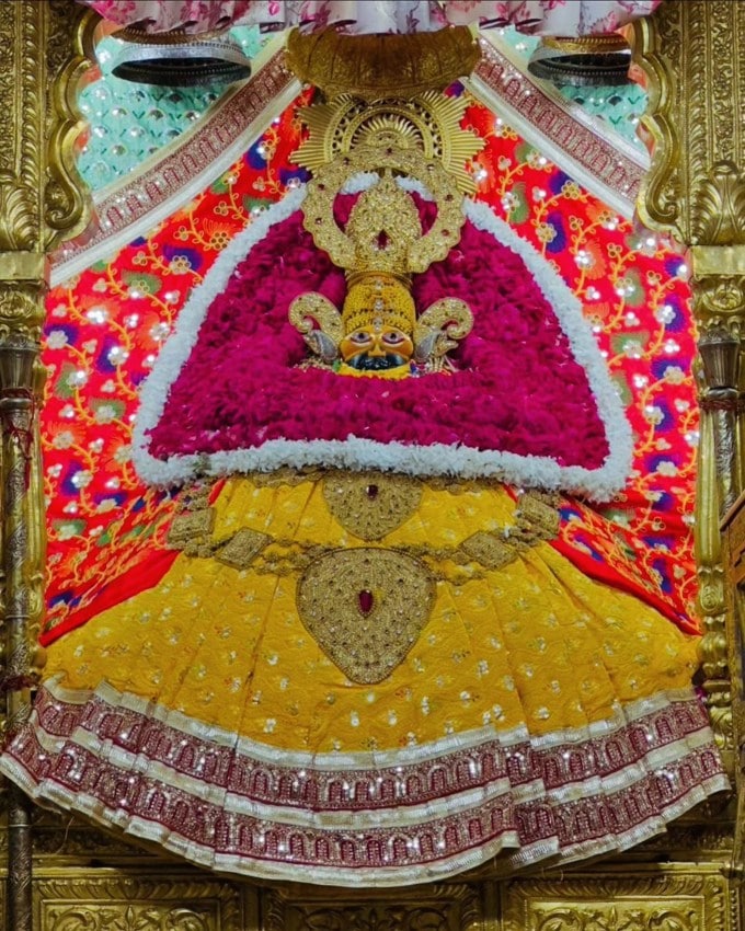 <strong>શ્રીકૃષ્ણ સામે બર્બરિકે મૂકી શરત</strong><br>બર્બરિકે મસ્તક ભીક્ષામાં આપવા બદલ શ્રીકૃષ્ણ સામે શરત મૂકી હતી. બર્બરિકે કહ્યું કે, તે મહાભારતનું યુદ્ધ જોવા ઇચ્છે છે. આ સાંભળી શ્રીકૃષ્ણે બર્બરિકનું મસ્તક એક ઉંચા પહાડની ટોચ પર 3 બાણના સહારે મૂકી દીધું. કહેવાય છે કે, મહાભારત યુદ્ધ નજરે જોનાર બે વ્યક્તિ - સંજય અને બીજા બર્બરિક હતા. (Photo: Social Media)