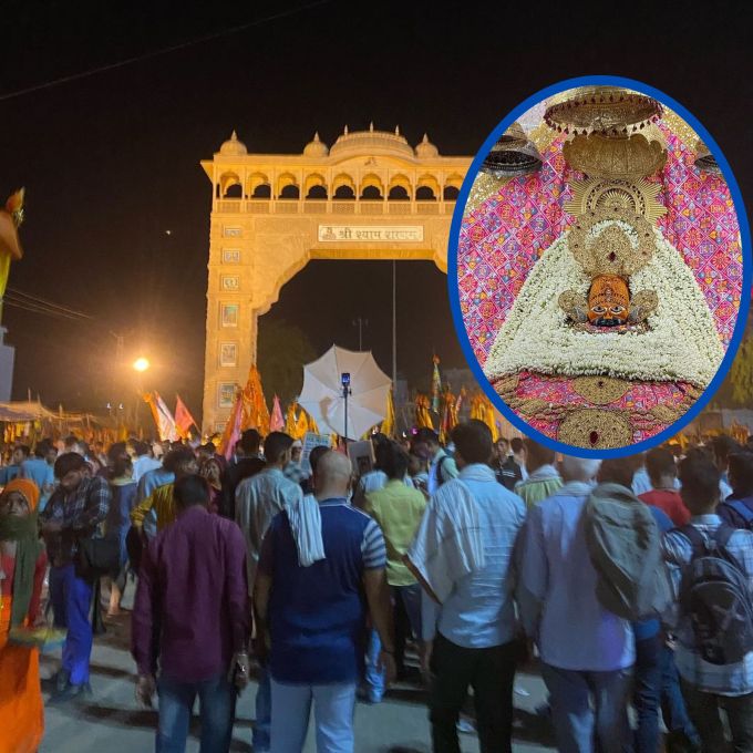 <strong>રાજસ્થાનનું ખાટુ શ્યામ બાબા મંદિર</strong><br>રાજસ્થાનમાં ભગવાન શ્રીકૃષ્ણના ઘણા પ્રખ્યાત મંદિરો આવેલા છે, જેમા શ્રીનાથજી, કેસરિયાજી, ચારભુજા મંદિર, સાંવરિયા મંદિર અને ખાટુ શ્યામ મંદિર, ગોપીનાથ મંદિર પ્રસિદ્ધ છે. આ તમામ કૃષ્ણ મંદિરોમાં ખાટુ શ્યામ મંદિર ખાસ મહત્વ ધરાવે છે કારણ કે તેનો સંબંધ મહાભારત યુદ્ધ સાથે છે. ખાટુ શ્યામ મંદિર રાજસ્થાનના સિકર જિલ્લાના ખાટુ ગામમાં આવેલું છે. ખાટુ શ્યામ મંદિર જયપુરથી 98 કિમી દૂર છે. (Photo: Social Media)