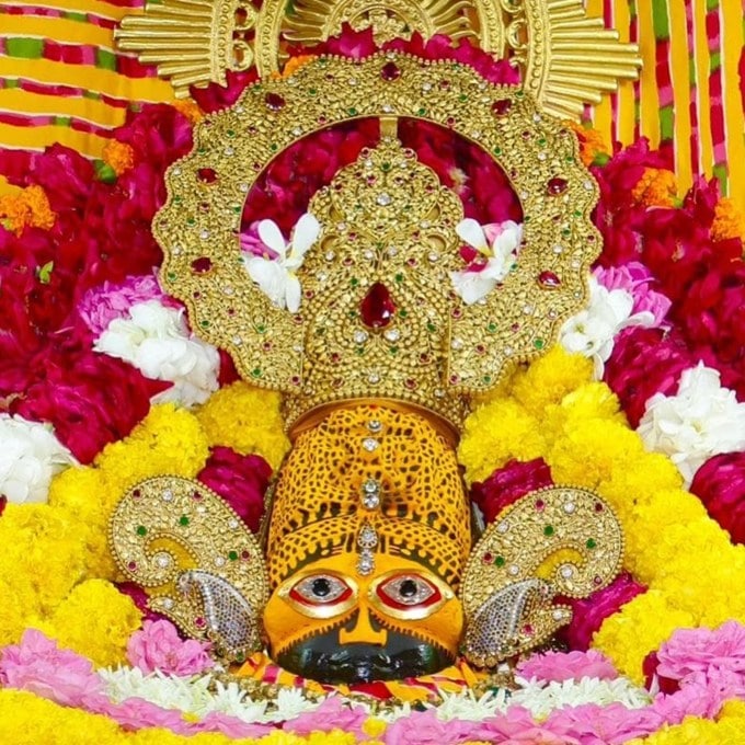 <strong>બર્બરિક બન્યા કળયુગના શ્યામ</strong><br>મસ્તકના બલીદાનથી પ્રસન્ન થઇ શ્રીકૃષ્ણે વરદાન આપ્યું કે, તે કળયુગમાં શ્યામ નામથી પૂજાશે. કહેવાય છે કે, રાજસ્થાનના સીકરમાં ખાટુશ્યામજી બર્બરિકે સ્વરૂપ પ્રગટ થયા હતા. સીકર સ્થિત ખાટુ ગામમાં બાબા શ્યામનું મંદિર છે. અહીં બર્બરિકના મસ્તકની પૂજા થાય છે. તો હરિયાણાના હિસારમાં આવેલા બીડ ગામમાં બર્બરિકના ધડની પૂજા થાય છે. આ એ જ સ્થળ છે જ્યાં શ્રીકૃષ્ણે સુદર્શન ચક્ર વડે બર્બરિકનું મસ્તક ઘડથી અલગ કર્યું હતું. (Photo: Social Media)