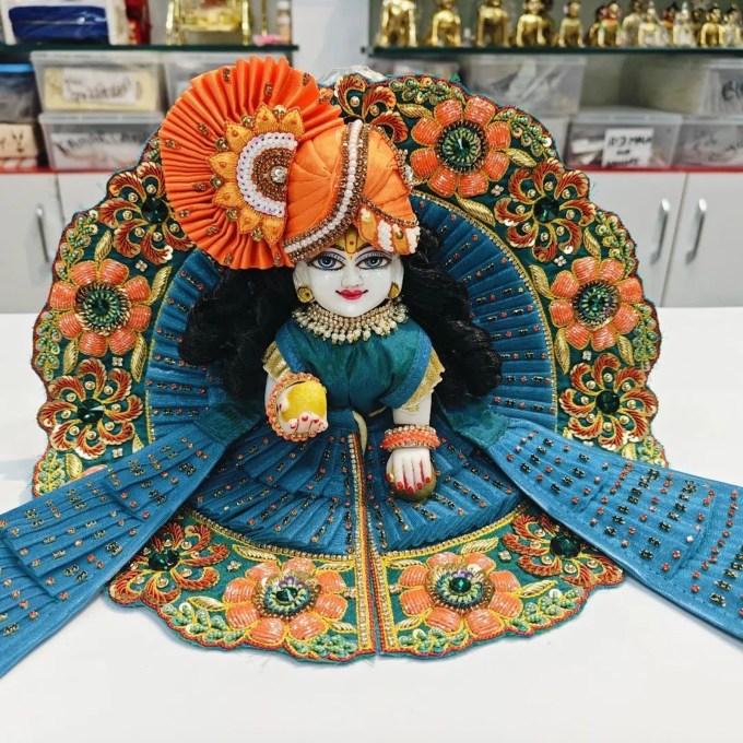 <strong>તેમને કોઈ તીર્થ સ્થળ પર ન લઈ જાઓ</strong><br>જો તમે કોઈ તીર્થ સ્થળ વગેરેમાં જઈ રહ્યા છો તો બાલ ગોપાલ સાથે ન લઈ જવો જોઈએ, કારણ કે તેમની દરરોજ સ્નાન, ભોગ સહિત તમામ સેવા પૂજા કરવી જરૂરી છે. આથી તમે ક્યાંક બહાર જાવ તો લડ્ડુ ગોપાલ સાથે લઇ જવા નહીં, તેઓ રૂષ્ટ થઇ જશે. (Image: @laddu.gopal_creations)