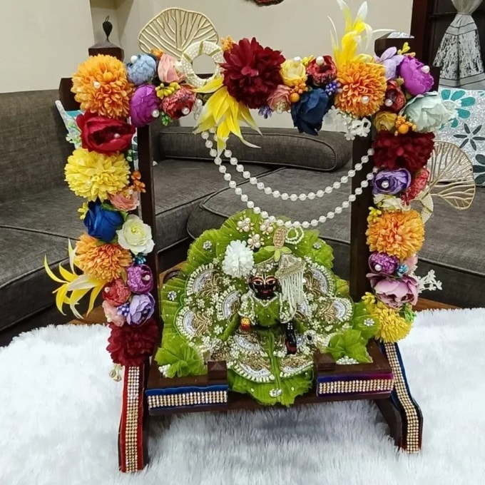 <strong>લડ્ડુ ગોપાલને ઘરમાં એકલા ન છોડો</strong><br>જો તમે ઘરમાં લડ્ડુ ગોપાલ બિરાજમાન કર્યા છે તો તમારે તેમને ક્યારેય પણ ઘરમાં એકલા ન છોડવા જોઈએ. કોઇએ ઘરમાં રહેવું જોઇએ. (Image: @laddu.gopal_creations)