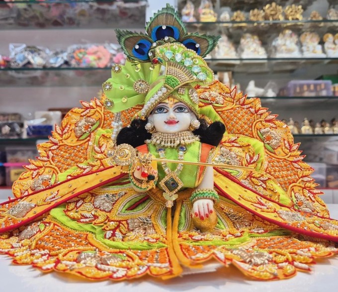 <strong>લડ્ડુ ગોપાલ ને દિવસમાં ચાર વખત ભોગ ધરાવો</strong><br>લડ્ડુ ગોપાલ શ્રી કૃષ્ણનું બાળ સ્વરૂપ છે. તેથી તેમને દિવસમાં ચાર પ્રહરનો ભોગ ધરવો જોઈએ. તેમને માખન મિસરી, ખીર, હલવો અને ફળ વગેરેનો ભોગ ધરાવો. દરરોજ ભોગ ધરવાની સાથે આરતી જરૂર કરો. (Image: @laddu.gopal_creations)