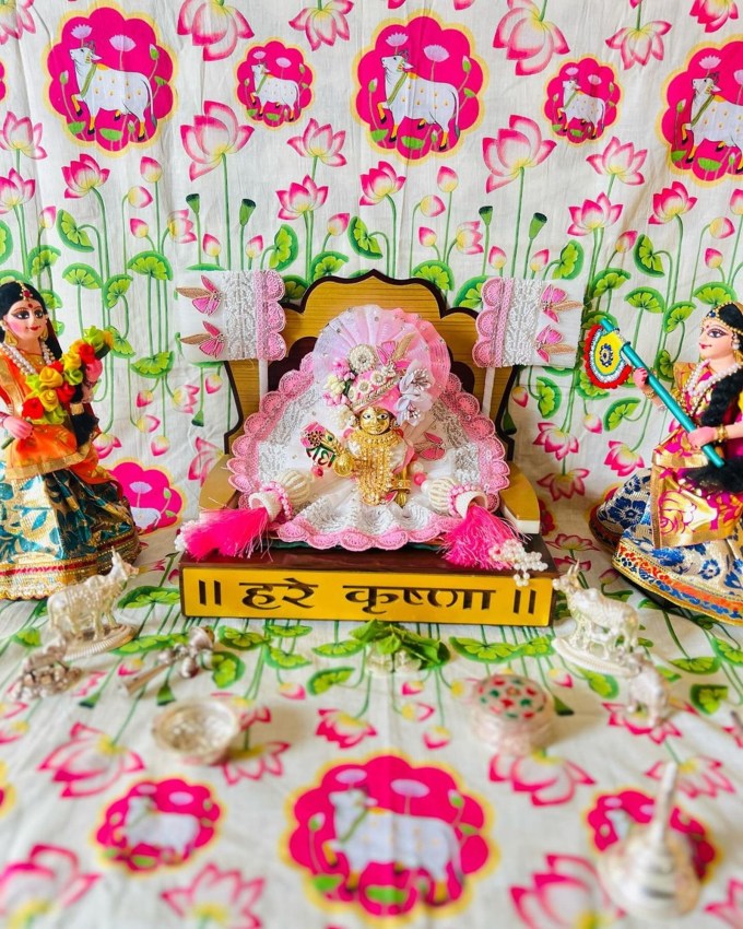 <strong>લડ્ડુ ગોપાલની તસવીર ઘરે લાવો</strong><br>જો તમને ઘણી મહેનત પછી સંતાન નથી થઈ રહ્યું તો તમે જન્માષ્ટમીના દિવસે લડ્ડુ ગોપાલની તસવીર ખરીદીને તમારા બેડરૂમમાં મૂકી શકો છો. આમ કરવાથી સંતાન પ્રાપ્તિના યોગ મજબૂત બની શકે છે. (Photo: Social Media)