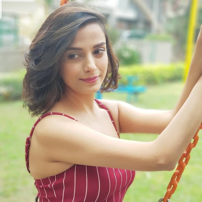 <strong>પૂજા શર્મા (Pooja Sharma)</strong><br>નવા મહાભારત માં દ્રૌપદીનું પાત્ર ભજવ્યા બાદ ખ્યાતિ મેળવનાર અભિનેત્રી પૂજા શર્મા બિગ બોસ 18 સીઝનમાં ભાગ લે તેવી શક્યતા છે. તે મહાકાળી – અંત હીં આરંભ સિરિયલમાં દેવી પાર્વતીના રોલમાં પણ જોવા મળી ચૂકી છે.(Photo: @poojabsharma)