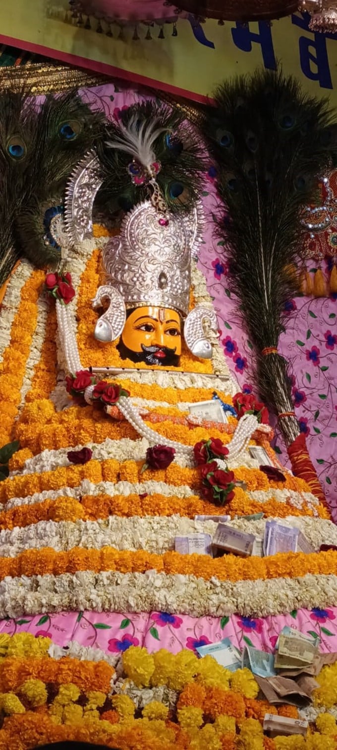 <strong>ખાટુ શ્યામ મંદિર માં મસ્તકની પૂજા</strong><br>ખાટુ શ્યામ મંદિર ઘણી ખાસિયત ધરાવતું શ્રીકૃષ્ણ મંદિર છે. અહીં ભગવાન શ્રીકૃષ્ણની વાંસળી વગાડતી કે શ્યામવર્ણ ચતુર્ભૂજ મૂર્તિની નહીં પણ મસ્તકની પૂજા થાય છે. આ મૂર્તિ શાલીગ્રામ છે. ખાટુ શ્યામ મંદિરમાં દરેક મહિનાની અગિયારસ, હોળીની અગિયારસ, જન્માષ્ટમી પર લાખો સંખ્યામાં ભક્તો દર્શન કરવા આવે છે. હોળીની અગિયારસ અને દેવ ઉઠી અગિયારણ મુખ્ય તહેવાર છે. દેવ ઉઠી અગિયારસ ભગવાન ખાટુ શ્યામનો જન્મદિવસ છે. હોળી પર અહીં 10 દિવસનો મેળો ભરાય છે. (Photo: Social Media)