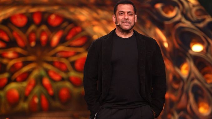 <strong>Bigg Boss 18 Contestants Name List 2024</strong><br>બિગ બોસ ઓટીટી 3 સીઝન તાજેતરમાં જ સમાપ્ત થયા બાદ હવે ટીવીનો સૌથી મોટો રિયાલિટી શો કહેવાતો બિગ બોસ 18 પણ શરૂ થવા જઈ રહ્યો છે. બિગ બોસ 18 સીઝનના સ્પર્ધકોને લઇ ઘણા નામ સામે આવી રહ્યા છે ત્યારે તમને જણાવી દઇયે કે, આ વખતે બિગ બોસના ઘરમાં યૂટ્યૂબર્સ અને એક્ટર્સ વચ્ચે ટક્કર થવાની છે. (Photo: Social Media)