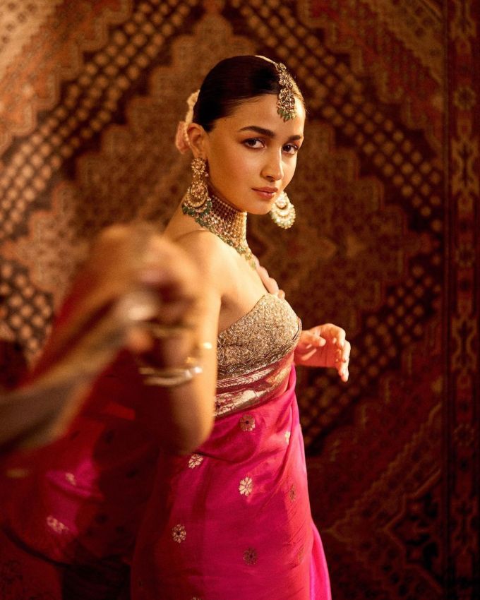  આલિયા ભટ્ટના વર્ક ફ્રન્ટની વાત કરીએ તો તે ફિલ્મ 'જિગરા', 'આલ્ફા' અને 'લવ એન્ડ વોર'માં જોવા મળશે. તમને જણાવી દઈએ કે આલિયાએ સ્ટુડન્ટ ઑફ ધ યર, બદ્રીનાથ કી દુલ્હનિયા, કલંક અને હમ્પ્ટી શર્મા કી દુલ્હનિયા જેવી ફિલ્મોમાં કામ કર્યું છે. આ ફિલ્મોમાં આલિયાને ઘણી પસંદ કરવામાં આવી છે.  