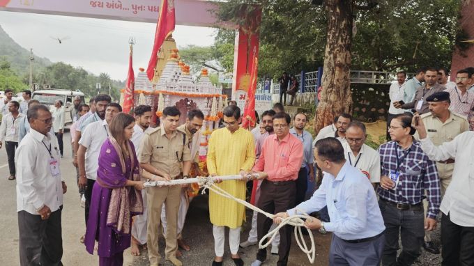 Ambaji Bhadarvi Poonam Melo 2024, અંબાજી ભાદરવી પૂનમ મેળો: અંબાજી ભાદરવી પૂનમનો મહામેળો આજથી શરૂ થઈ ગયો છે. બનાસકાંઠા જિલ્લા કલેકટર અને આરાસુરી અંબાજી માતા દેવસ્થાન ટ્રસ્ટના ચેરમેન મિહિર પટેલના હસ્તે મહામેળાનો શુભારંભ કરાયો હતો. આ પ્રસંગે બનાસકાંઠા એસપી અક્ષયરાજ પણ હાજર રહ્યા હતા.(તસવીર - @CollectorBK)